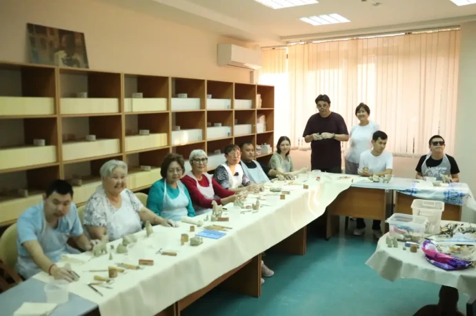 &laquo;Чувствовать руками&raquo;: арт-терапия в отделе обслуживания инвалидов по зрению